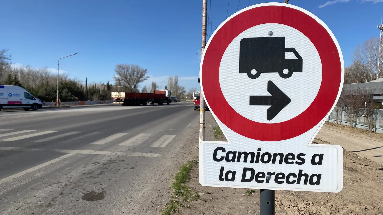 Fábrica de señales viales y cartelería de tránsito de alta visibilidad