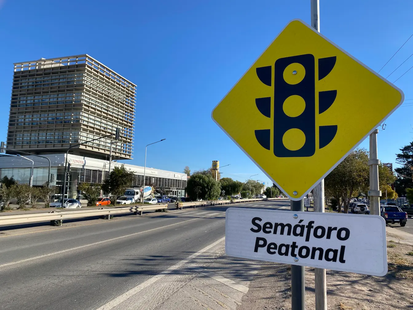 Fábrica de señales viales y cartelería de tránsito de alta visibilidad