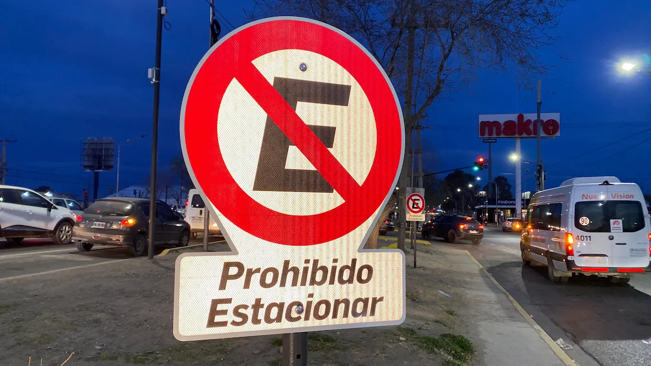 Señal reglamentaria de tránsito: prohibido estacionar.