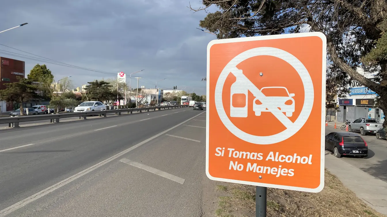 Señal de seguridad vial con mensaje: si tomás alcohol, no manejes.