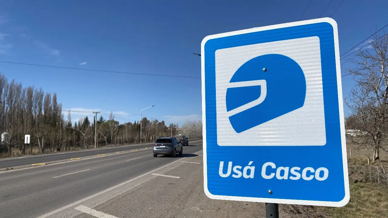 Señal de tránsito que exige el uso obligatorio de casco para motociclistas.